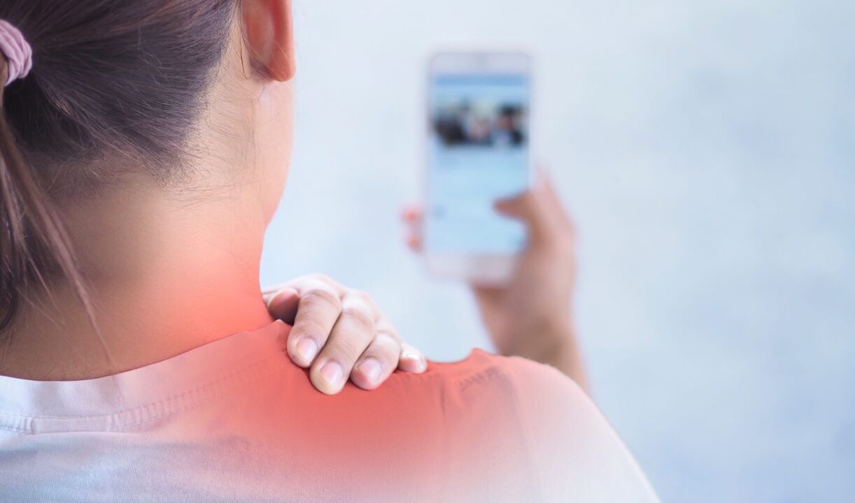 Na maioría das veces, o pescozo doe debido a unha postura incorrecta, por exemplo, se unha persoa usa un teléfono intelixente durante moito tempo. 