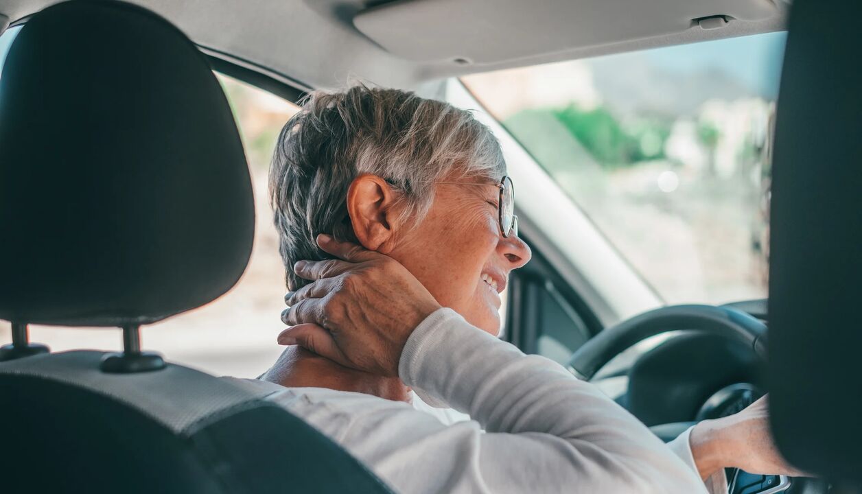 O desgaste relacionado coa idade nas vértebras adoita manifestarse como dor en persoas maiores de 50 anos. 